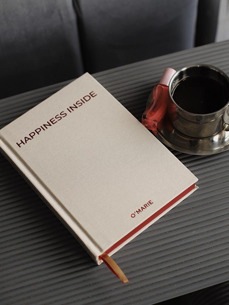 O'MARIE Ежедневник недатированный на 11 месяцев Happiness Inside с красным срезом