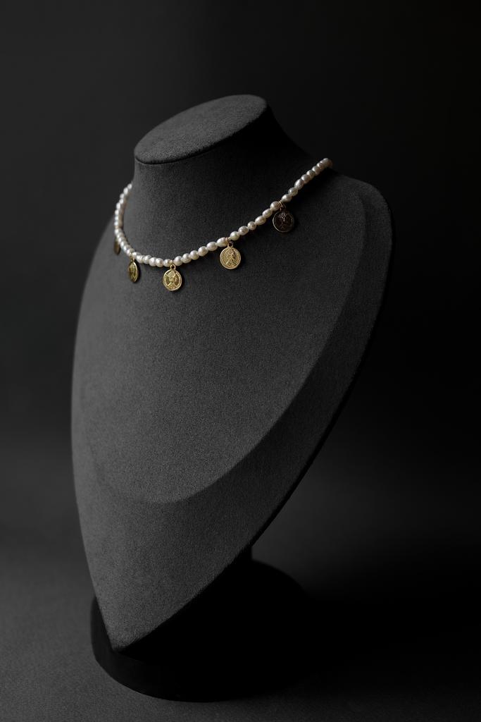 Чокер из жемчуга с монетами