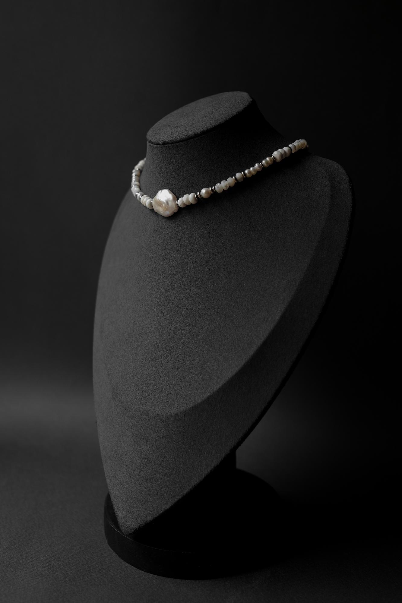 Колье из жемчуга,  перламутра и говлита