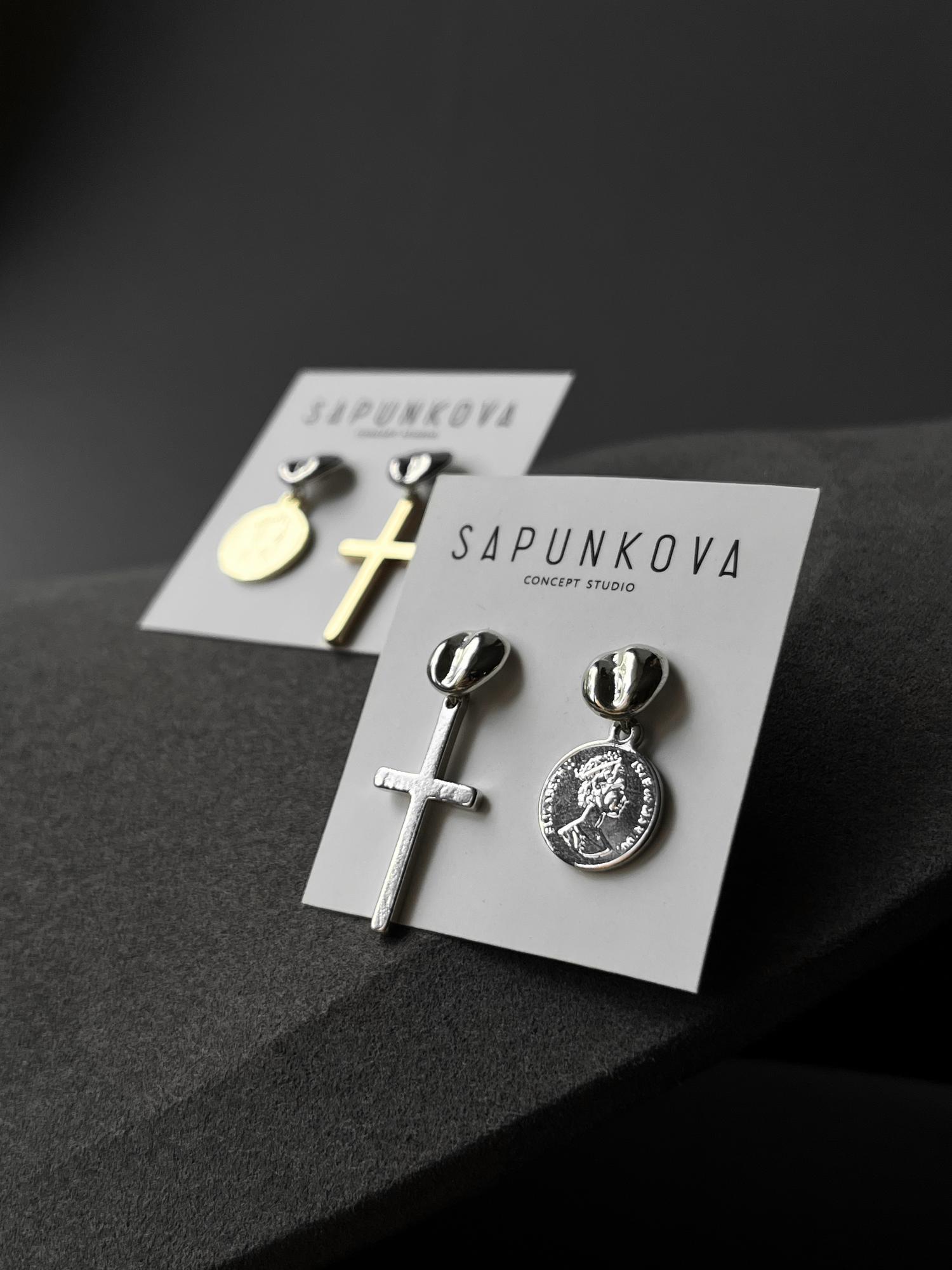 Асимметричные серьги крест с монетой
