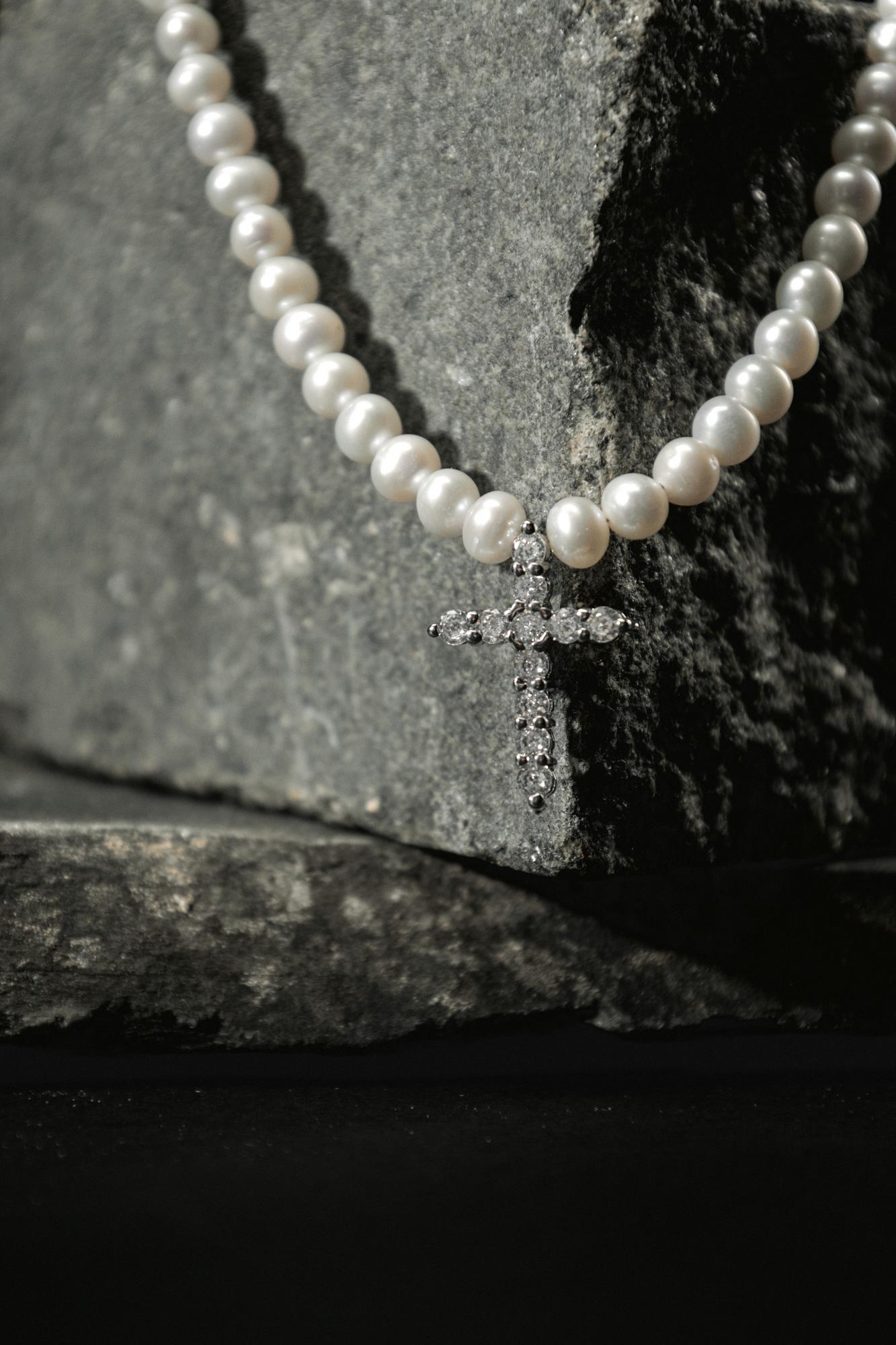 Чокер из жемчуга с крестом из серебра и цирконов