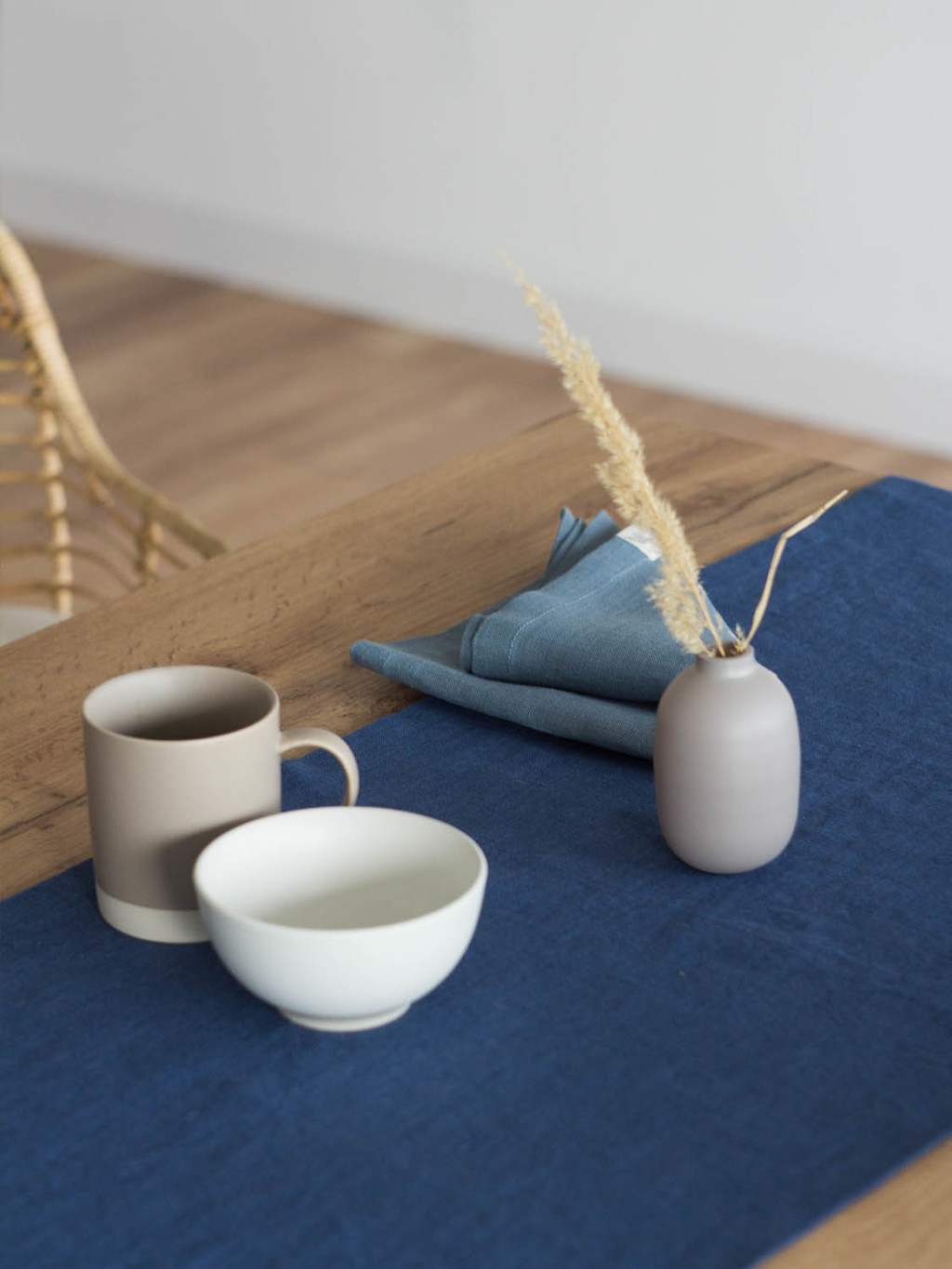 Дорожка на стол из однотонного жатого льна Блумарин