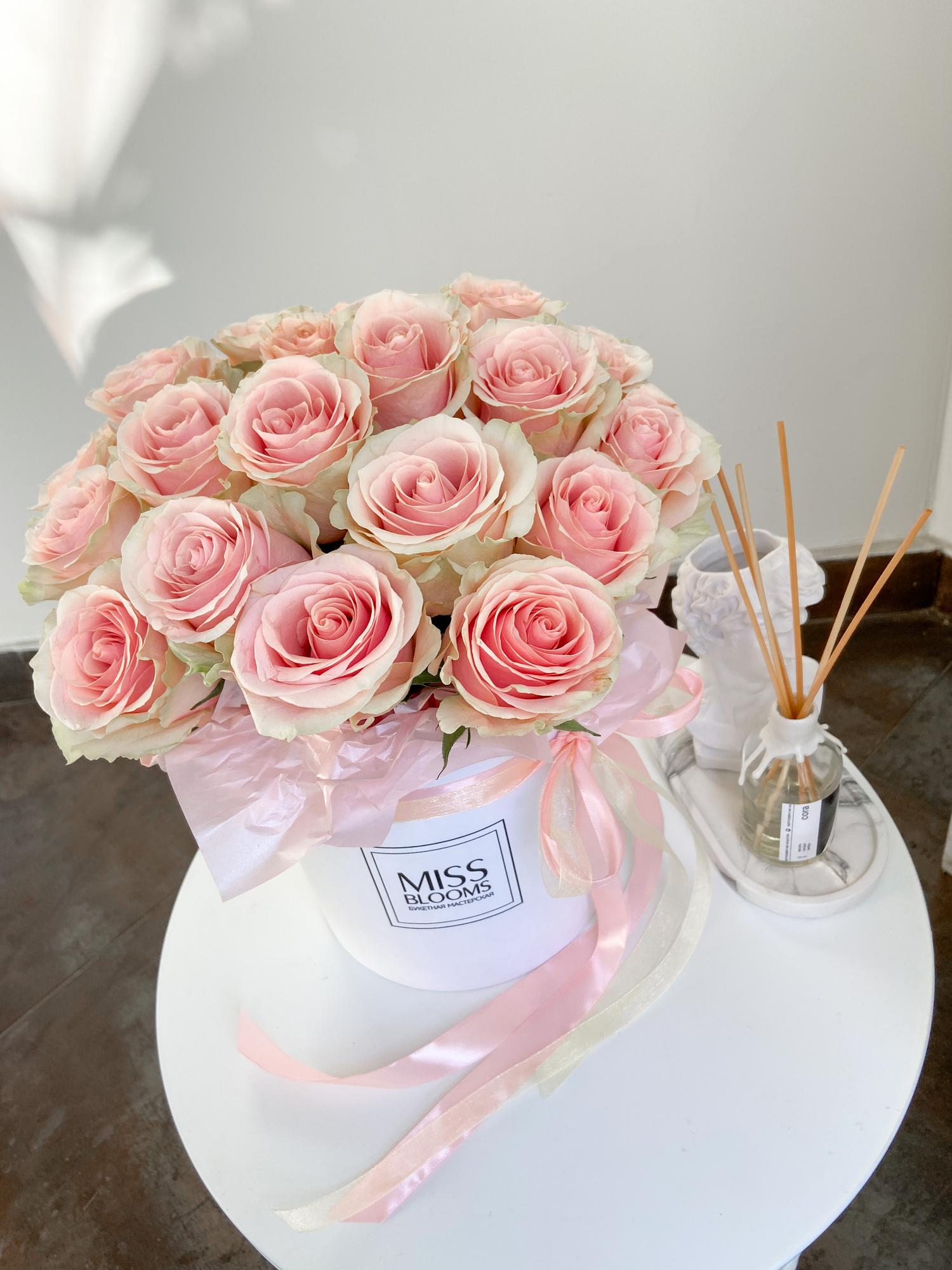 Розовые розы в коробке