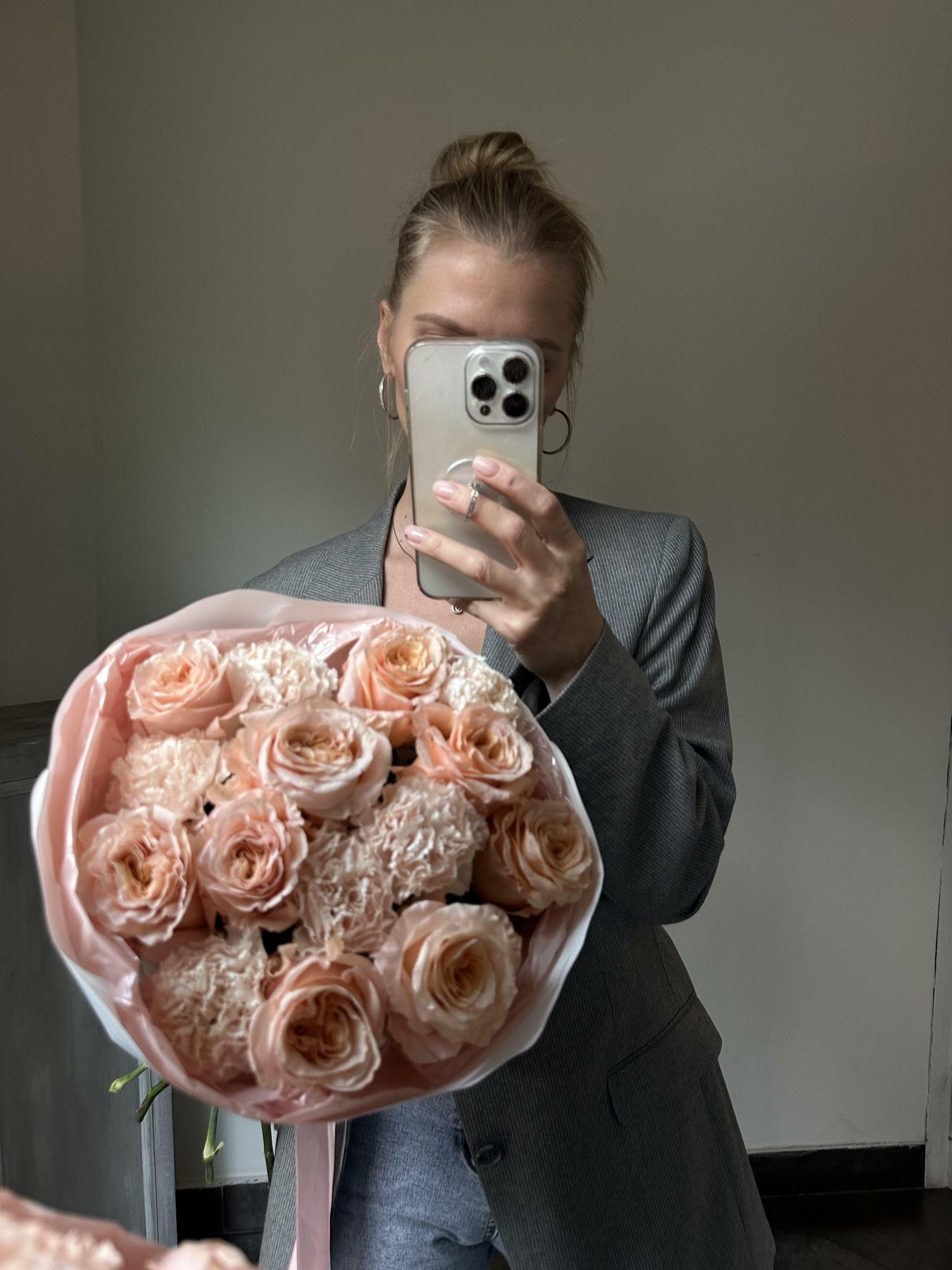 Букет с ажурной розой и диантусами