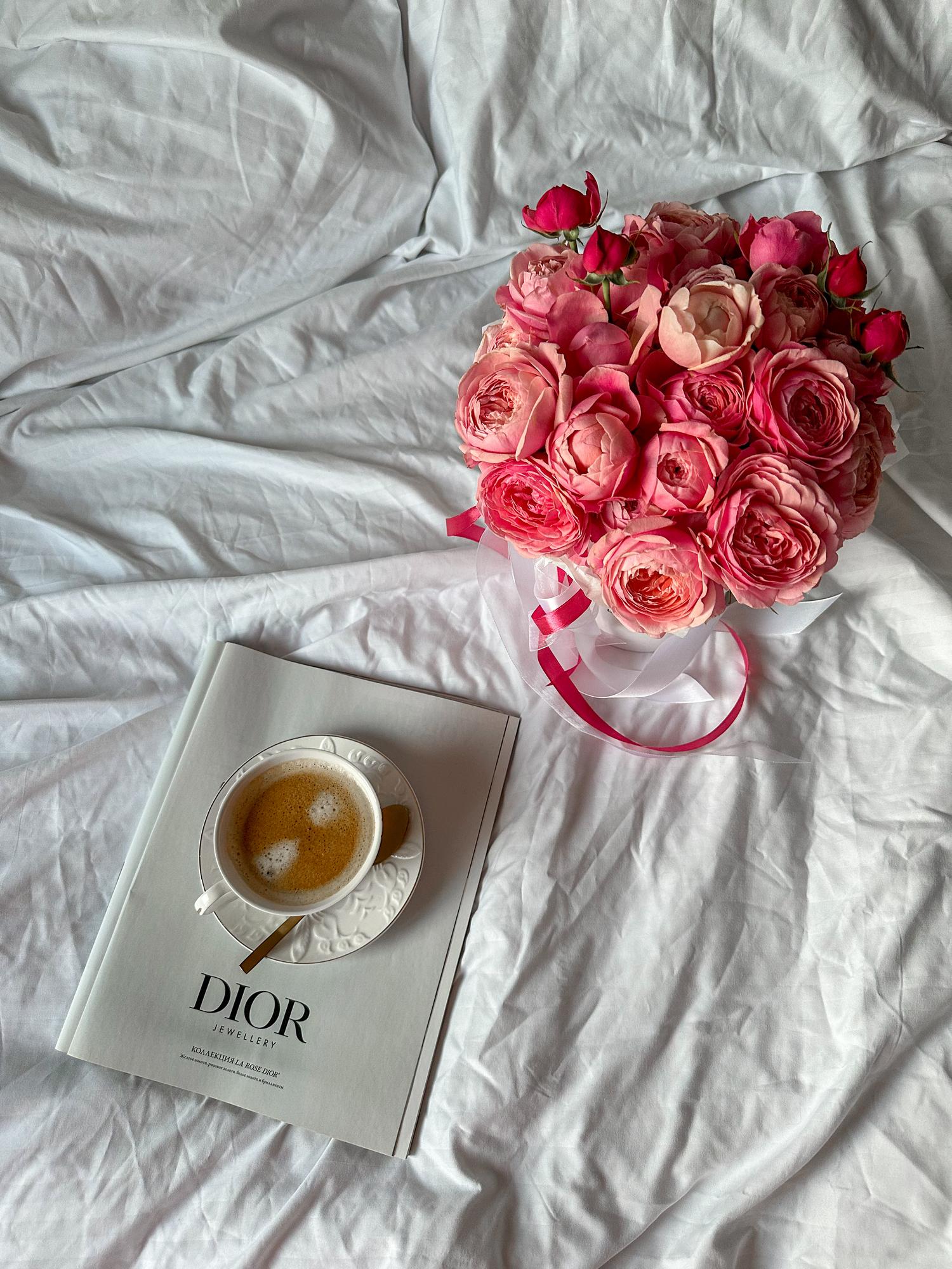 Пионовидные розы в коробке