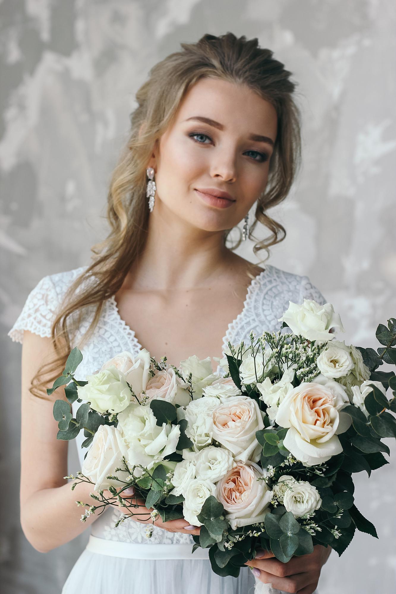 Букет невесты  раскидистой формы с пионовидной розой