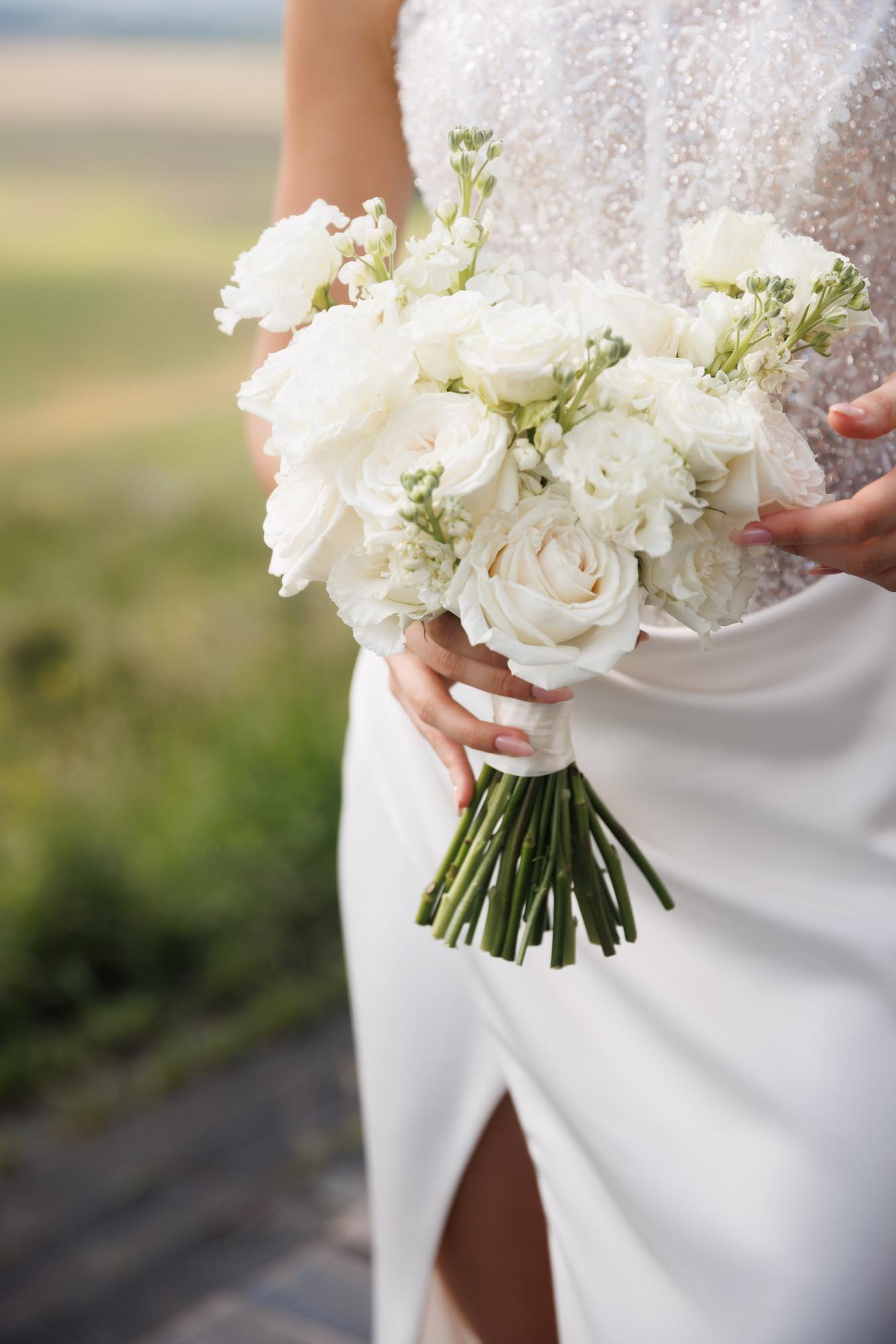 Букет невесты  с пионовидной розой и маттиолой