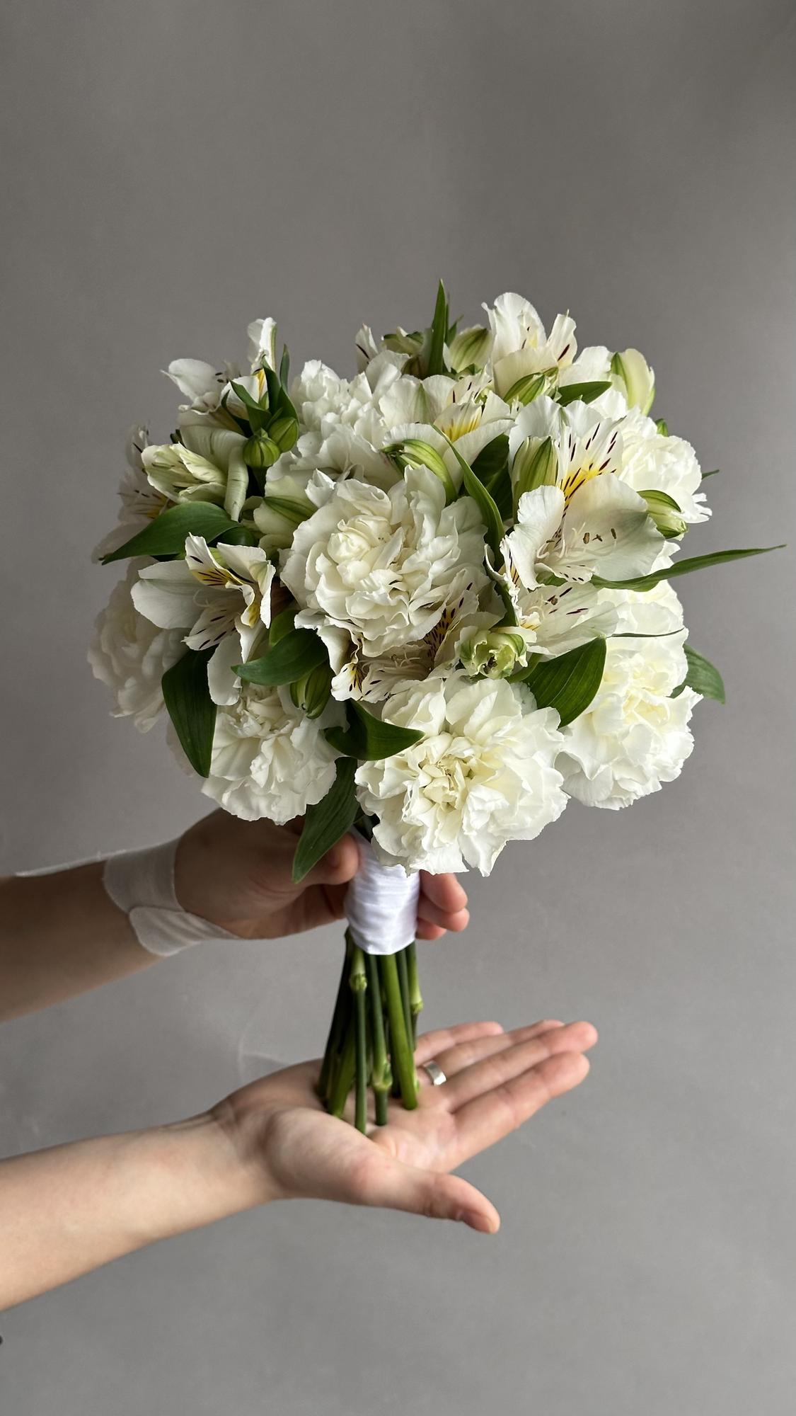 Букет невесты  с диантусами и альстромерией