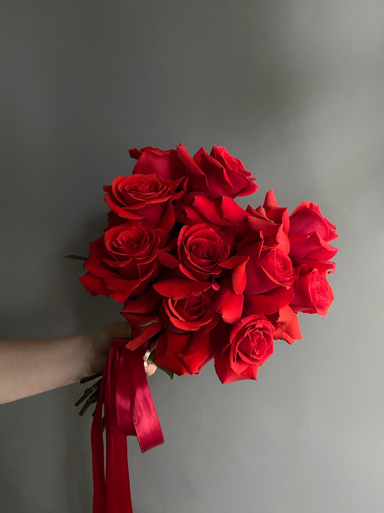 Букет невесты  из алых роз