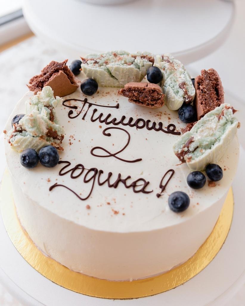 Оформление "Половинки макаронс и ягода"