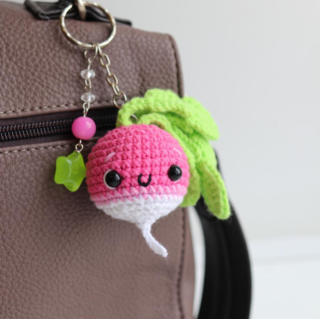 редиска вязаный брелок крючком
