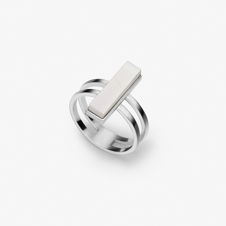 Кольцо с прямоугольным камнем (белый агат)