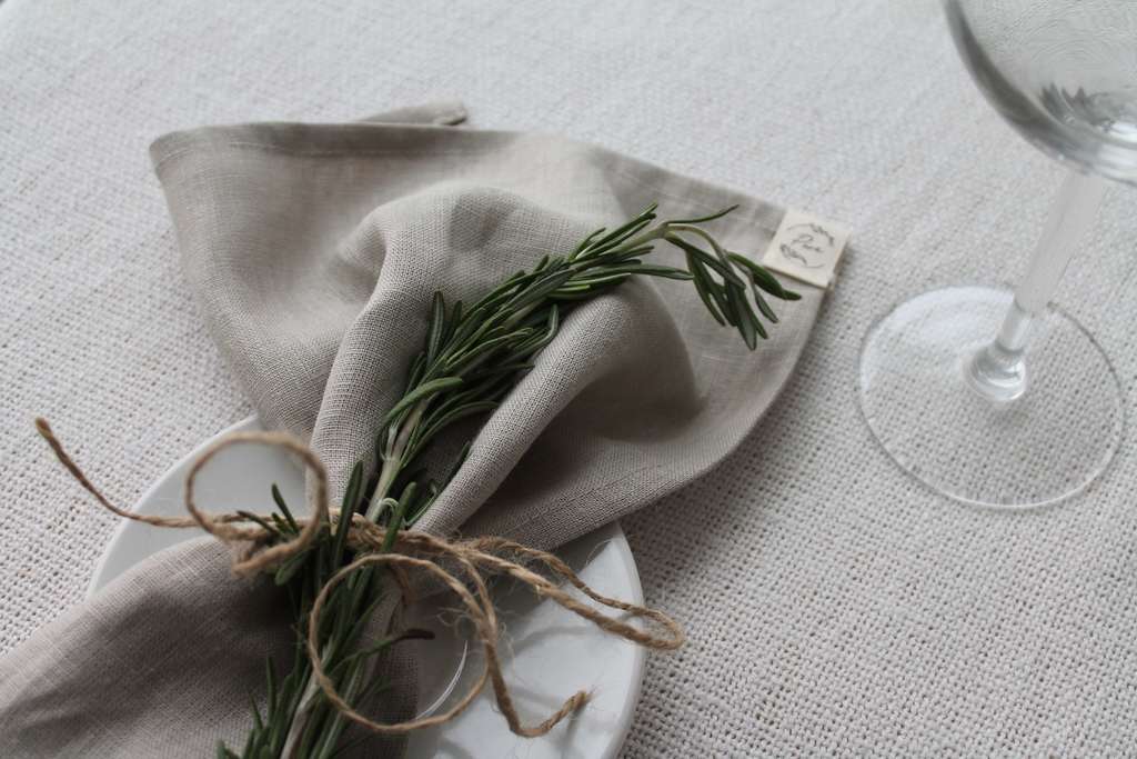 Серая льняная сервировочная салфетка