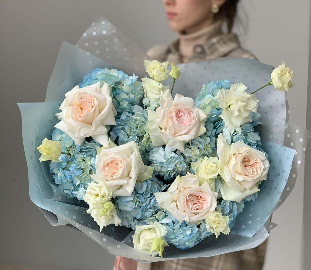 ТРИОБУКЕТ ИЗ ПИОНОВИДНЫХ РОЗ, ГОРТЕНЗИЙ И ЭУСТОМЫ 67