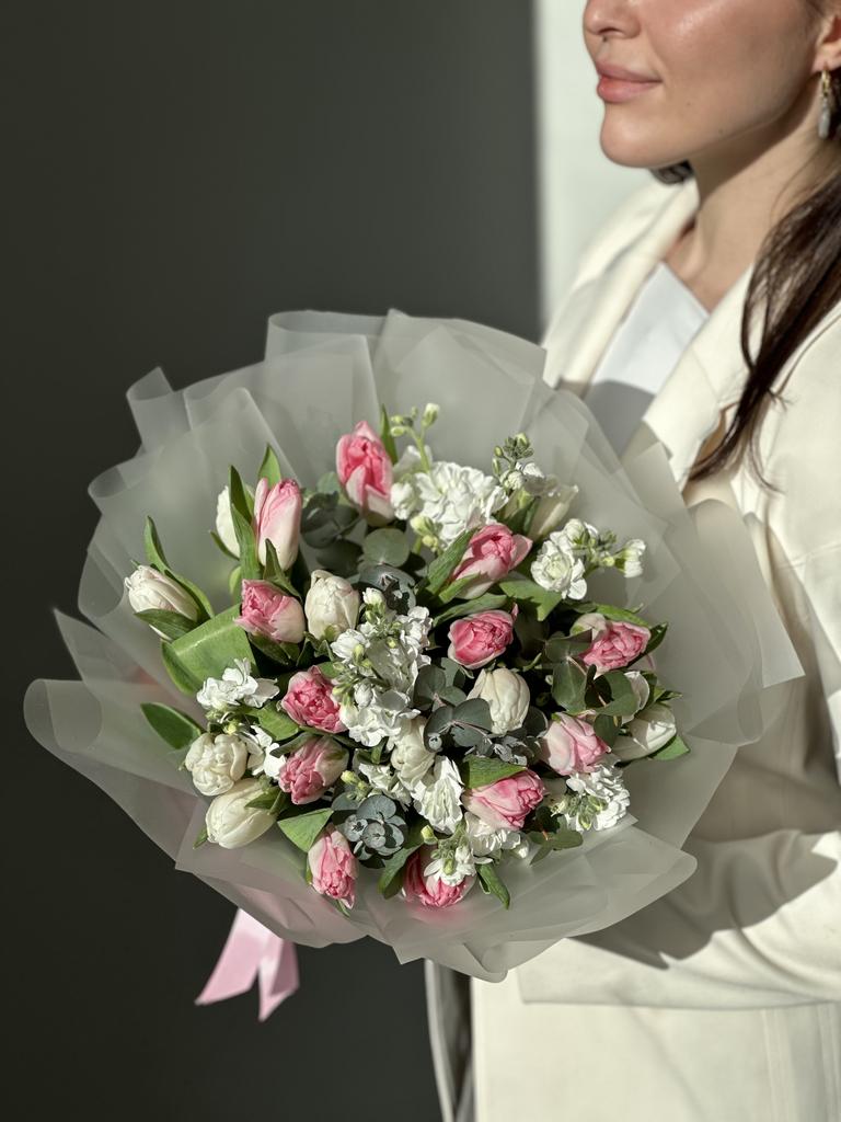 БУКЕТ С ПИОНОВИДНЫМИ ТЮЛЬПАНАМИ И МАТТИОЛАМИ 41