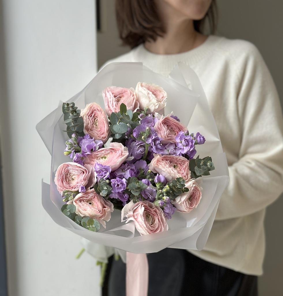 ДУОБУКЕТ ИЗ РАНУНКУЛЮСОВ И МАТТИОЛ 25