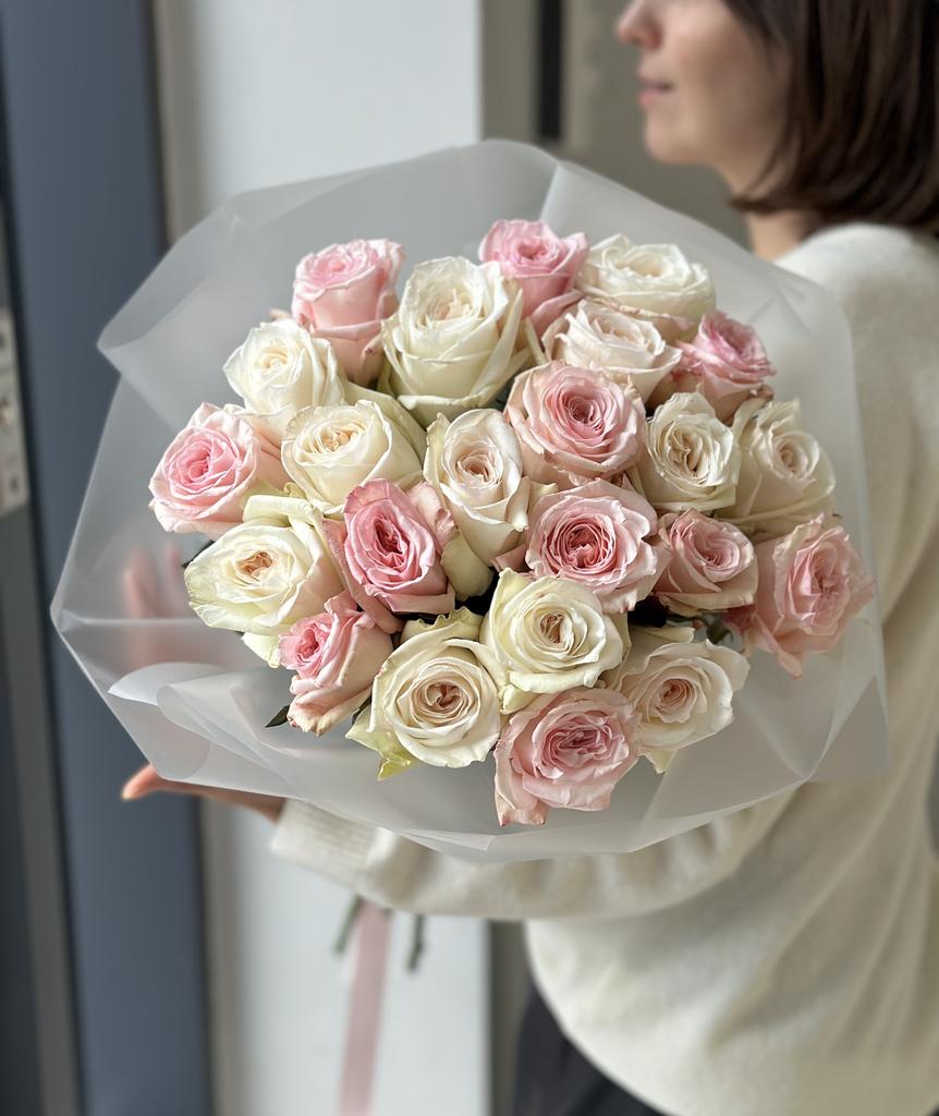 МОНОБУКЕТ ИЗ АРОМАТНЫХ ПИОНОВИДНЫХ РОЗ ВАЙТ И ПИНК ОХАРА 31