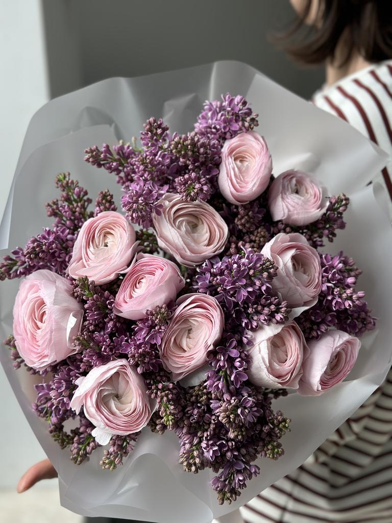 БУКЕТ ИЗ РАНУНКУЛЮСОВ И СИРЕНИ 01