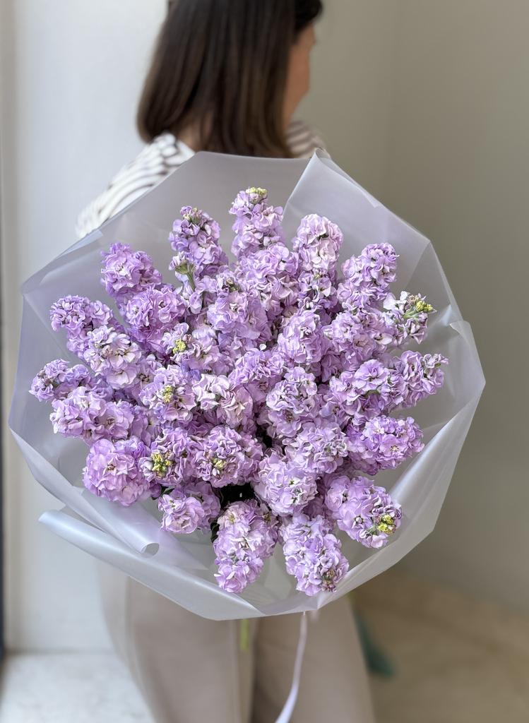 МОНОБУКЕТ ИЗ АРОМАТНОЙ МАТТИОЛЫ 32