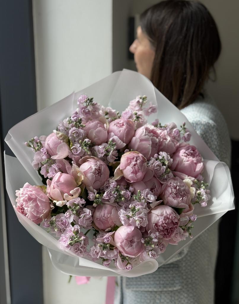 ДУОБУКЕТ ИЗ ПИОНОВ И МАТТИОЛЫ 17