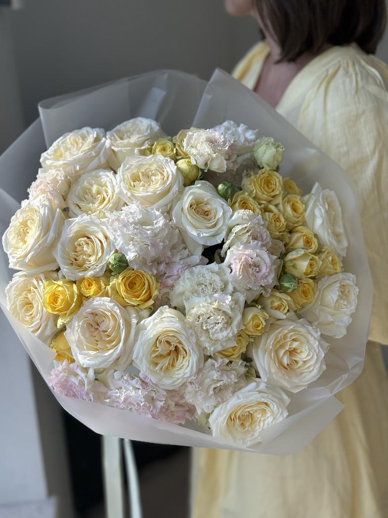 ТРИОБУКЕТ ИЗ РОЗ, КУСТОВЫХ РОЗ И ЭУСТОМЫ 11