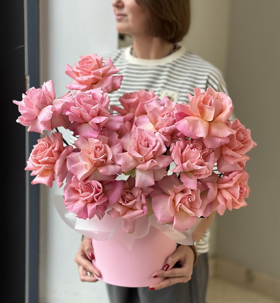 КОМПОЗИЦИЯ ИЗ КРУЖЕВНЫХ РОЗ В КОРОБКЕ 01