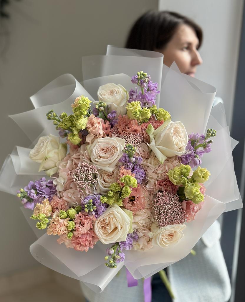 БУКЕТ ИЗ ПИОНОВИДНЫХ РОЗ, МАТТИОЛ И ЭУСТОМ 01