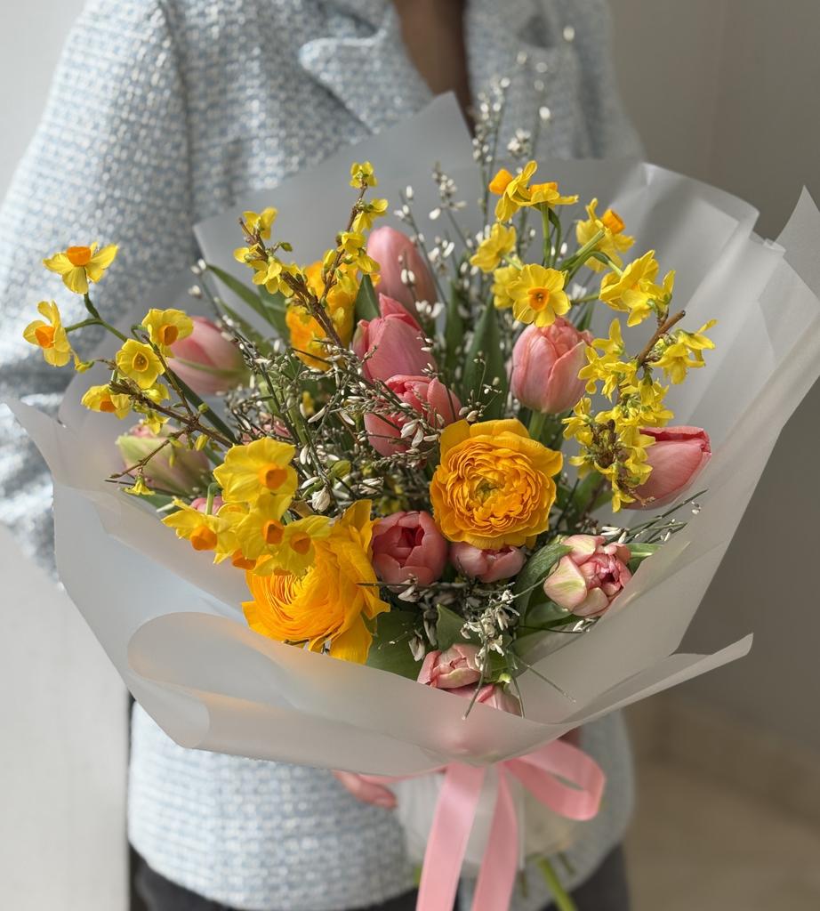 БУКЕТ ИЗ ТЮЛЬПАНОВ, РАНУНКУЛЮСОВ, ФОРЗИЦИЙ, НАРЦИССОВ И ГЕНИСТЫ 01