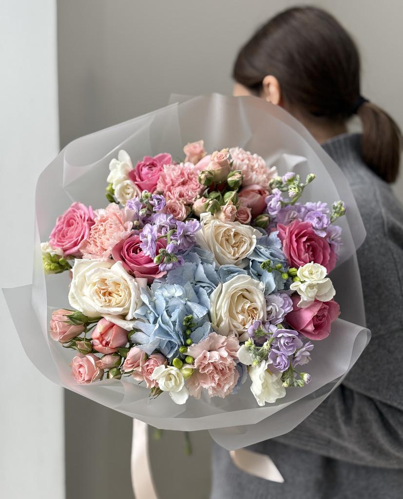 БУКЕТ ИЗ РОЗ, ДИАНТУСОВ, ФРЕЗИЙ И МАТТИОЛ 23