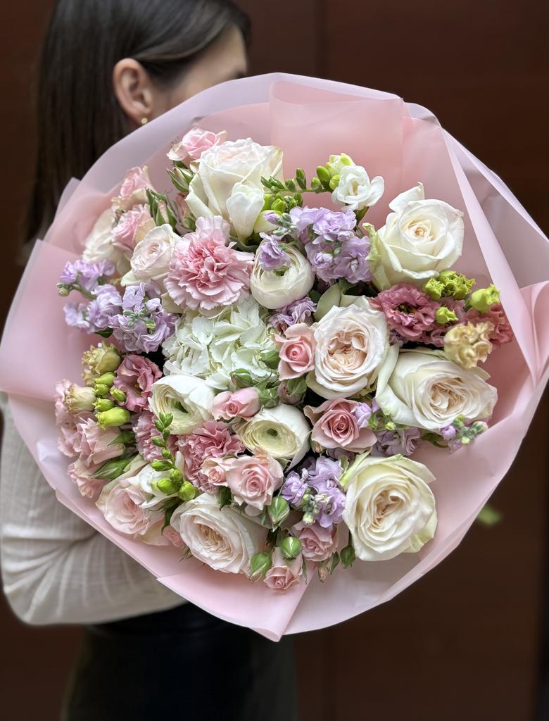 НЕЖНЫЙ БУКЕТ ИЗ АРОМАТНЫХ РОЗ, РАНУНКУЛЮСОВ, ФРЕЗИЙ И МАТТИОЛ 21