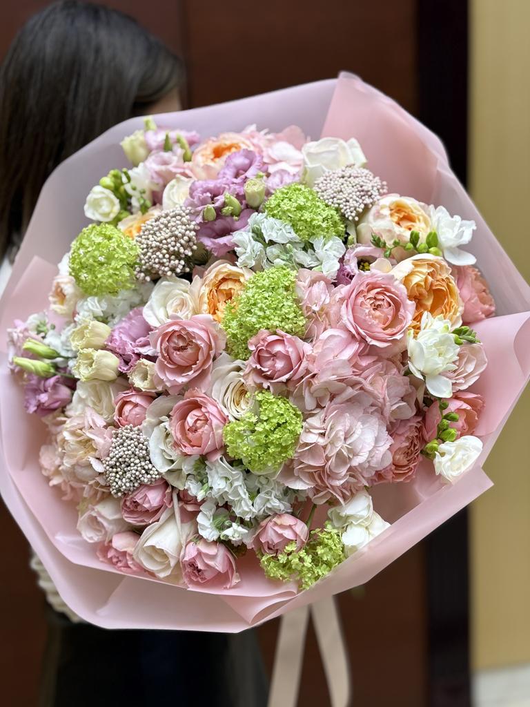 БУКЕТ ИЗ ПИОНОВИДНЫХ РОЗ, ГОРТЕНЗИЙ, АРОМАТНЫХ РОЗ, ЭУСТОМ, ФРЕЗИЙ И МАТТИОЛ 75