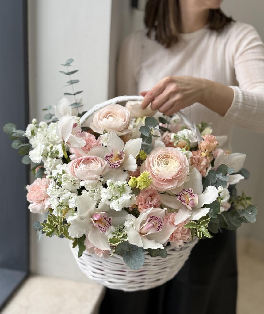 КОРЗИНА ИЗ РАНУНКУЛЮСОВ, МАТТИОЛ, ЦИМБИДИУМОВ И ЭУСТОМ 24