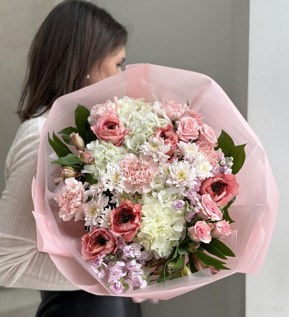 БУКЕТ ИЗ ГОРТЕНЗИЙ, РОЗ МАНДАРИН, МАТТИОЛ, ДИАНТУСОВ И АЛЬСТРОМЕРИЙ 12