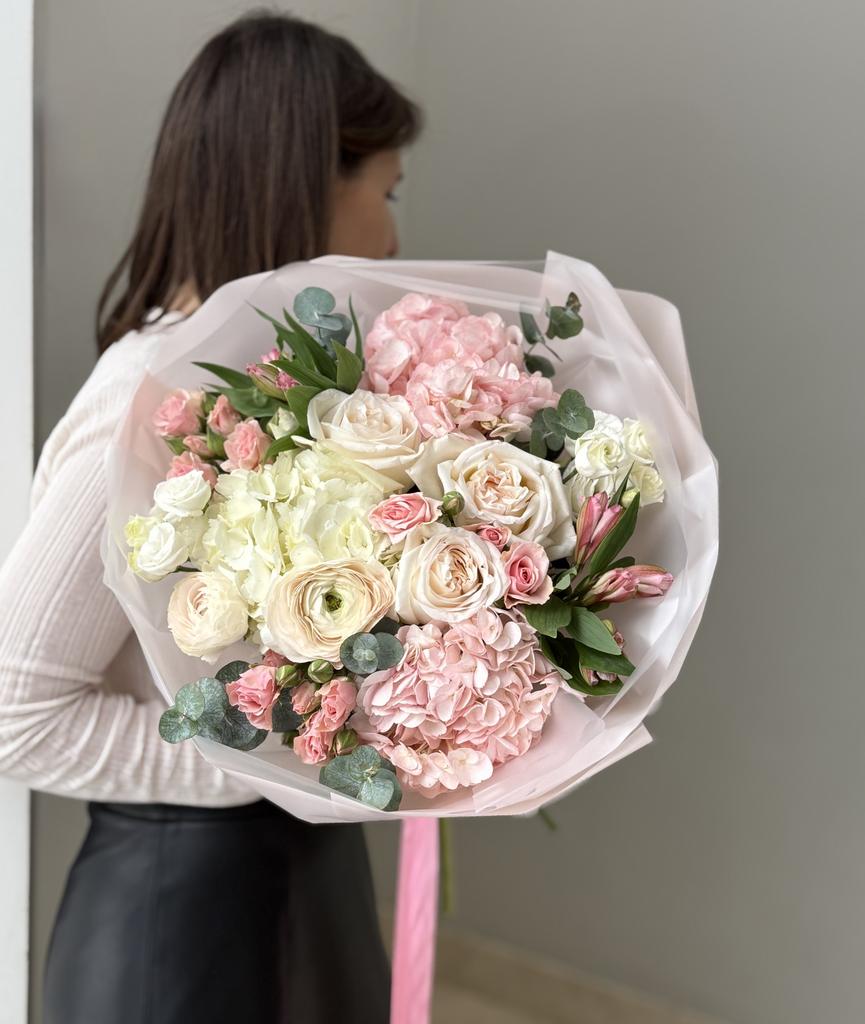 БУКЕТ ИЗ ГОРТЕНЗИЙ, РАНУНКУЛЮСОВ, ПИОНОВИДНЫХ РОЗ, ЭУСТОМ И АЛЬСТРОМЕРИЙ 26