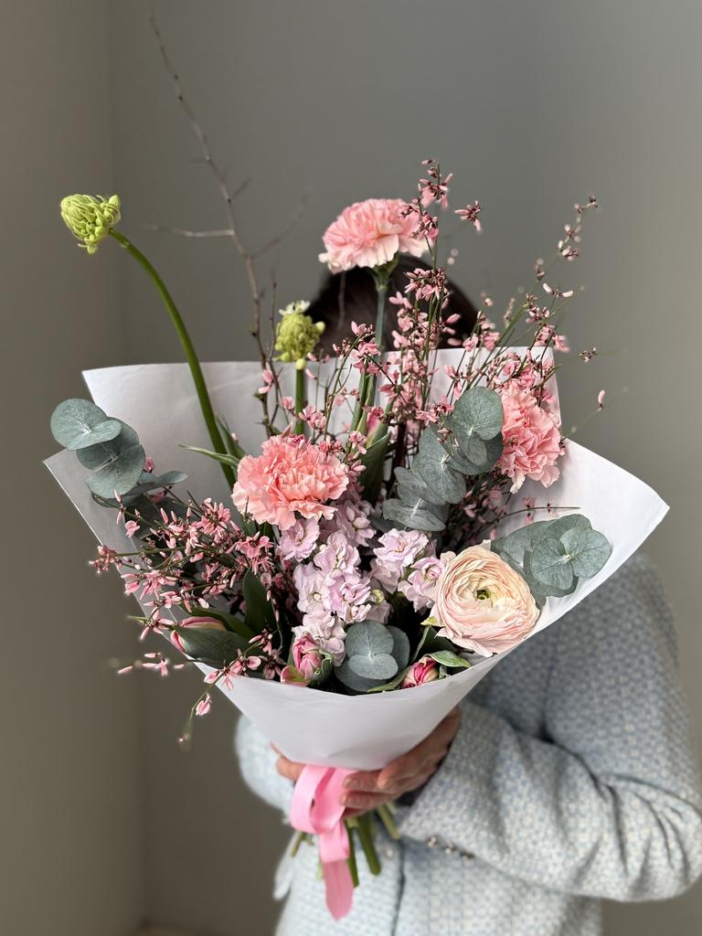 БУКЕТ ИЗ ТЮЛЬПАНОВ,  МАТТИОЛЫ, РАНУНКУЛЮСА,  ГЕНИСТЫ И ДИАНТУСОВ 43