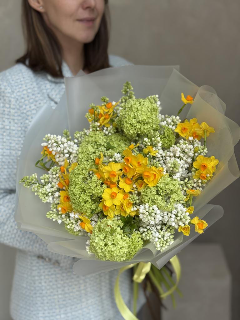 БУКЕТ ИЗ СИРЕНИ, НАРЦИССОВ И ВИБУРНУМА 12