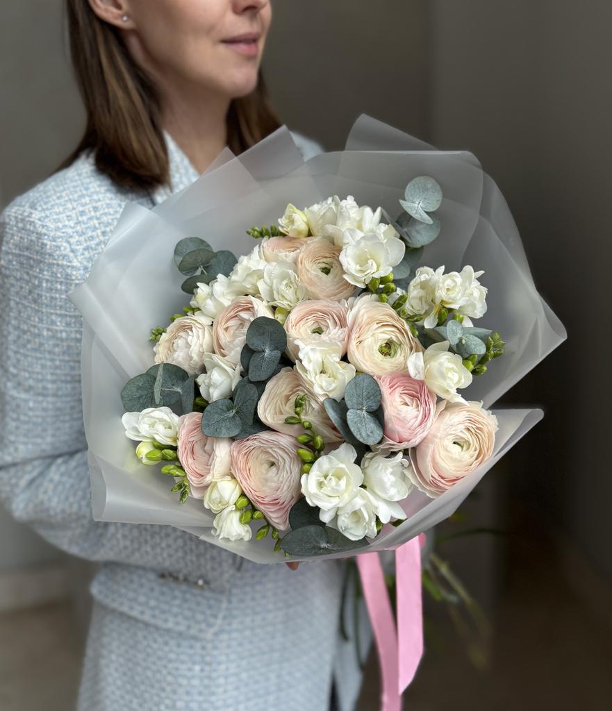 БУКЕТ ИЗ РАНУНКУЛЮСОВ И ФРЕЗИЙ 29