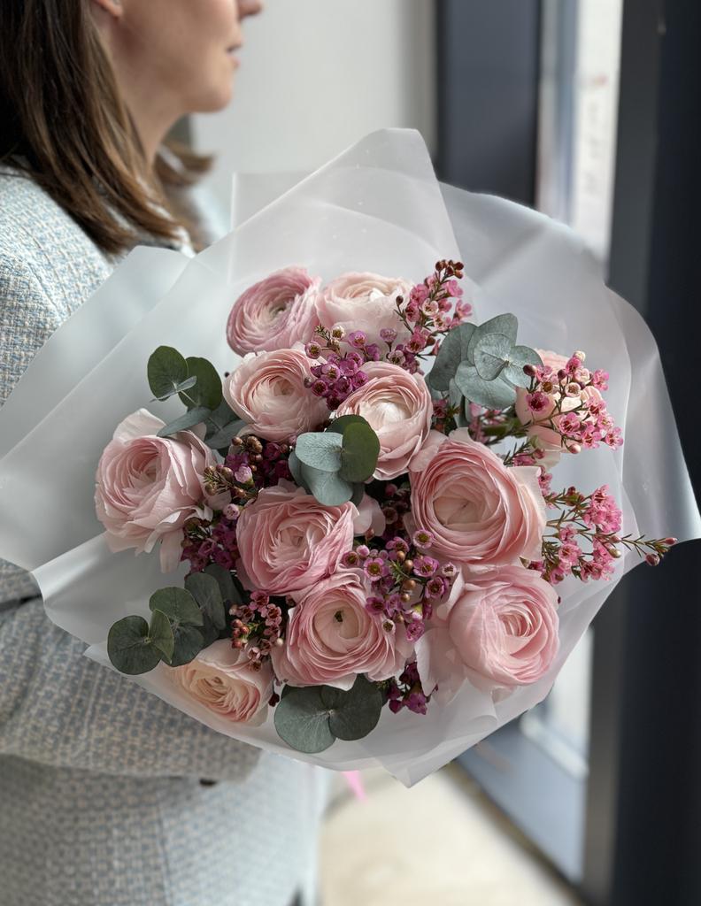 БУКЕТ ИЗ РАНУНКУЛЮСОВ, ХАМЕЛАЦИУМА И ЭВКАЛИПТА 17