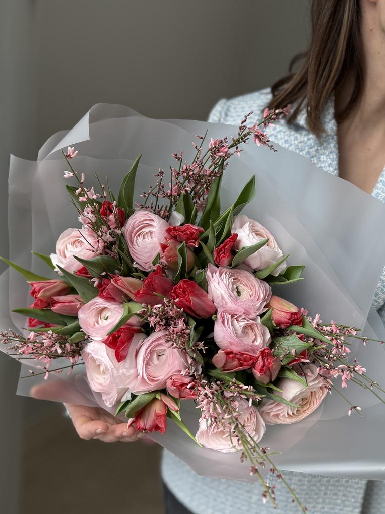 ТРИО БУКЕТ ИЗ РАНУНКУЛЮСОВ, ТЮЛЬПАНОВ И ГЕНИСТЫ 35