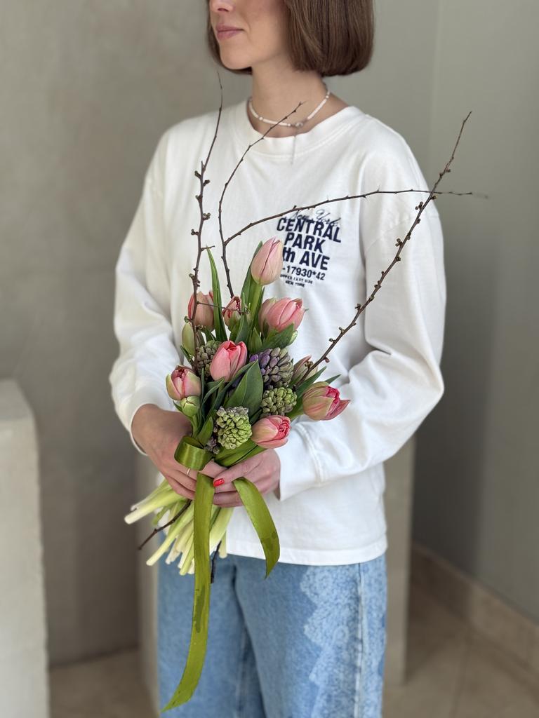 ТРИО БУКЕТ С ГИАЦИНТАМИ, ТЮЛЬПАНАМИ И ЦВЕТУЩИМИ ВЕТКАМИ 17