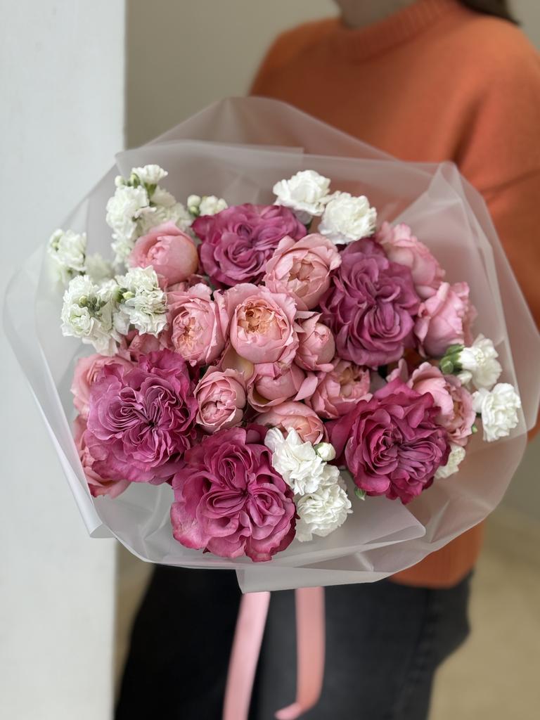 БУКЕТ ИЗ ПИОНОВИДНЫХ РОЗ, МАТТИОЛ И ДИАНТУСОВ 13