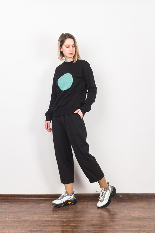 Черный свитшот с мятным кругом