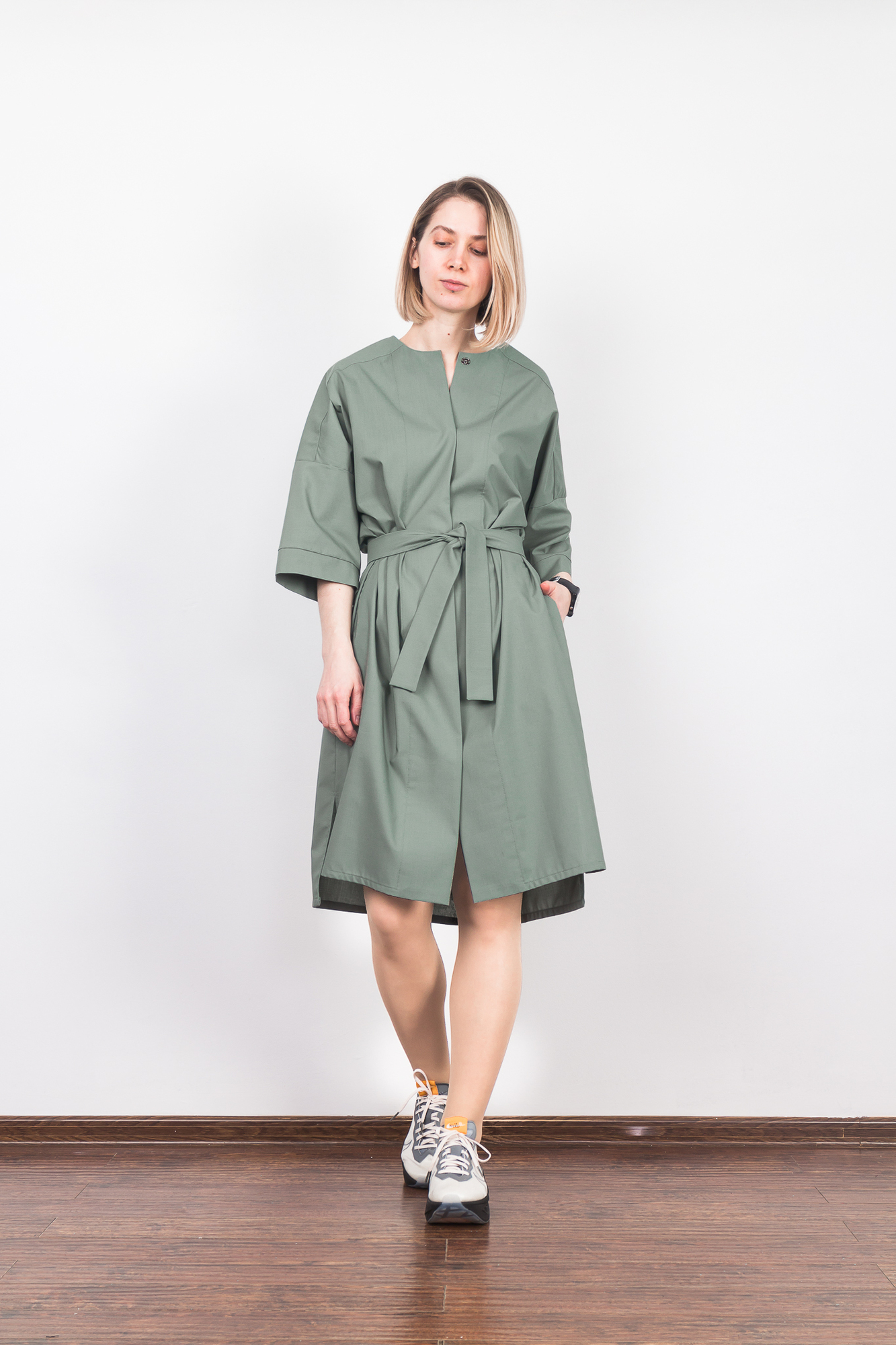 Платье-рубашка в пыльно-зеленом цвете