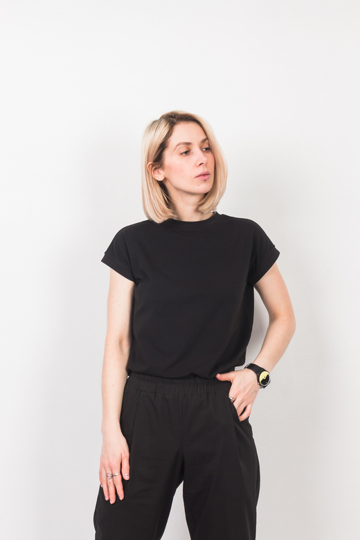 Базовая футболка чёрного цвета