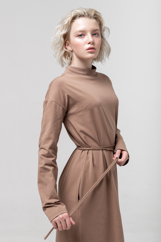 Платье с длинным рукавом светло-коричневого цвета