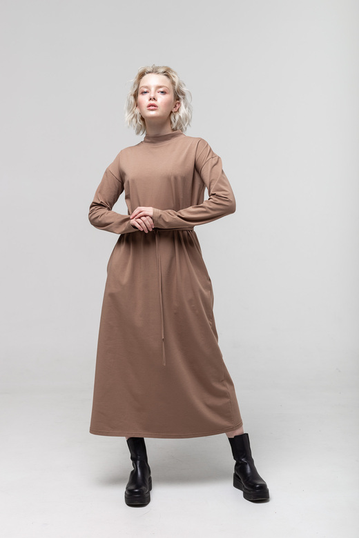 Платье с длинным рукавом светло-коричневого цвета