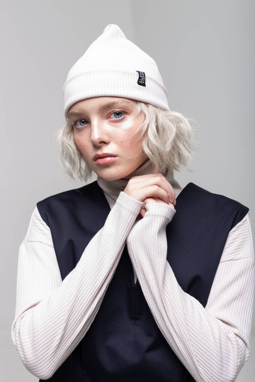 Шапка кремового цвета