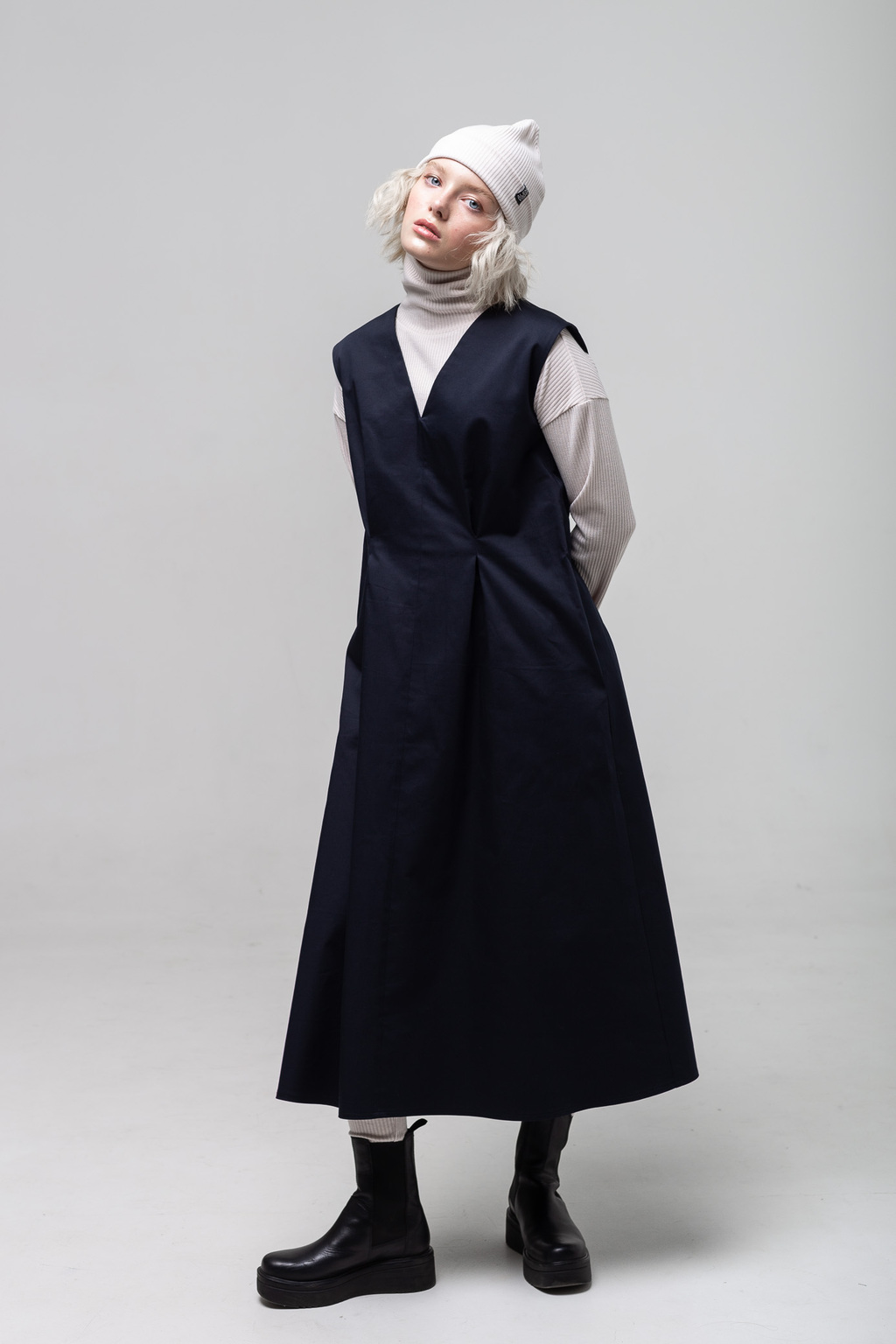 Платье-сарафан с вырезом