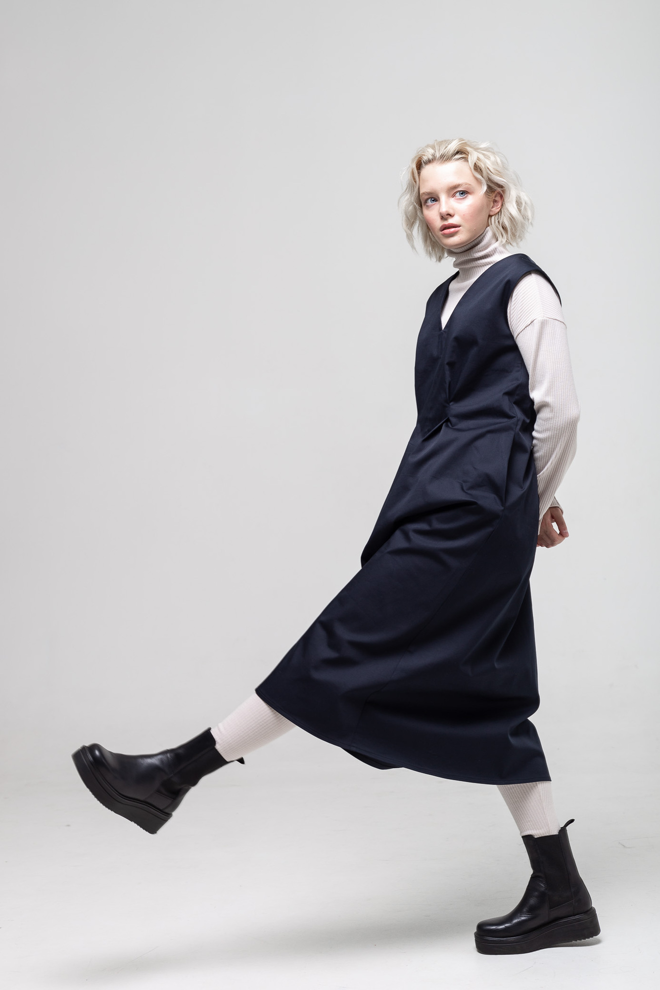 Платье-сарафан с вырезом