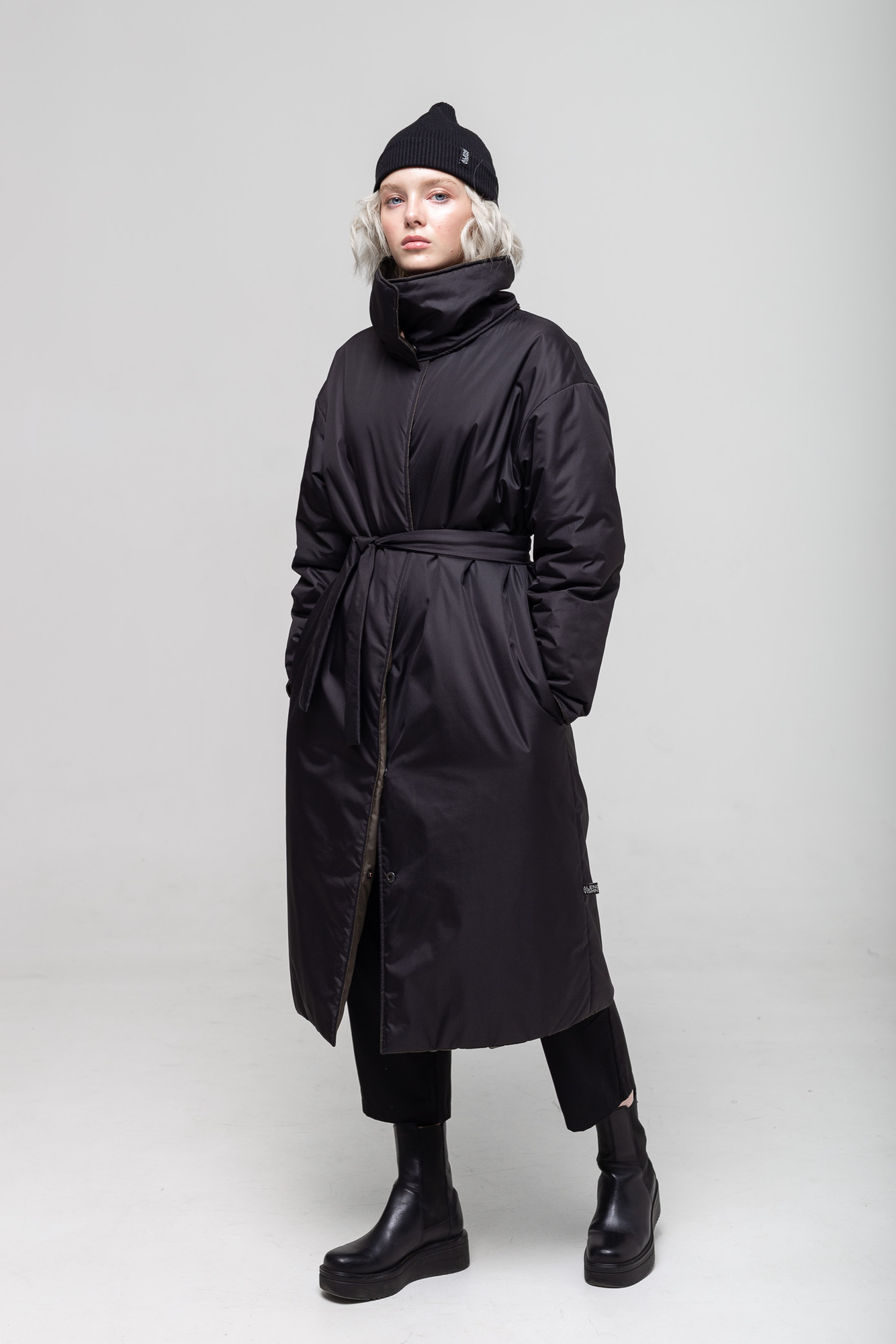 Пальто с отстегивающимся воротником в чёрном цвете